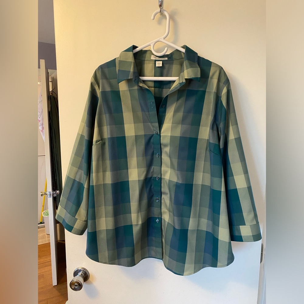 Crisp easy-care blouse in dusty shades of blue/green